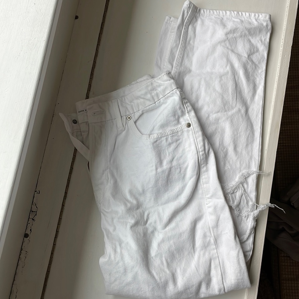 Good American whit rip knee jeans